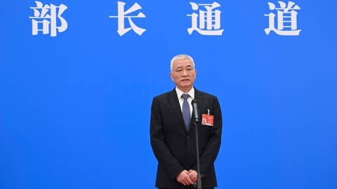 Der chinesische Minister für Wissenschaft und Technologie Wang Zhigang wird nach der zweiten Plenarsitzung der vierten Tagung des 13. Nationalen Volkskongresses (NVK) in Peking per Videoverbindung interviewt. (Foto: IMAGO, IMAGO / Xinhua)