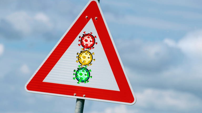 Corona Ampel, Warnstufen Rot, Gelb, Grün, Warnung vor der Corona Sommerwelle (Foto: IMAGO, IMAGO / Wolfgang Maria Weber)