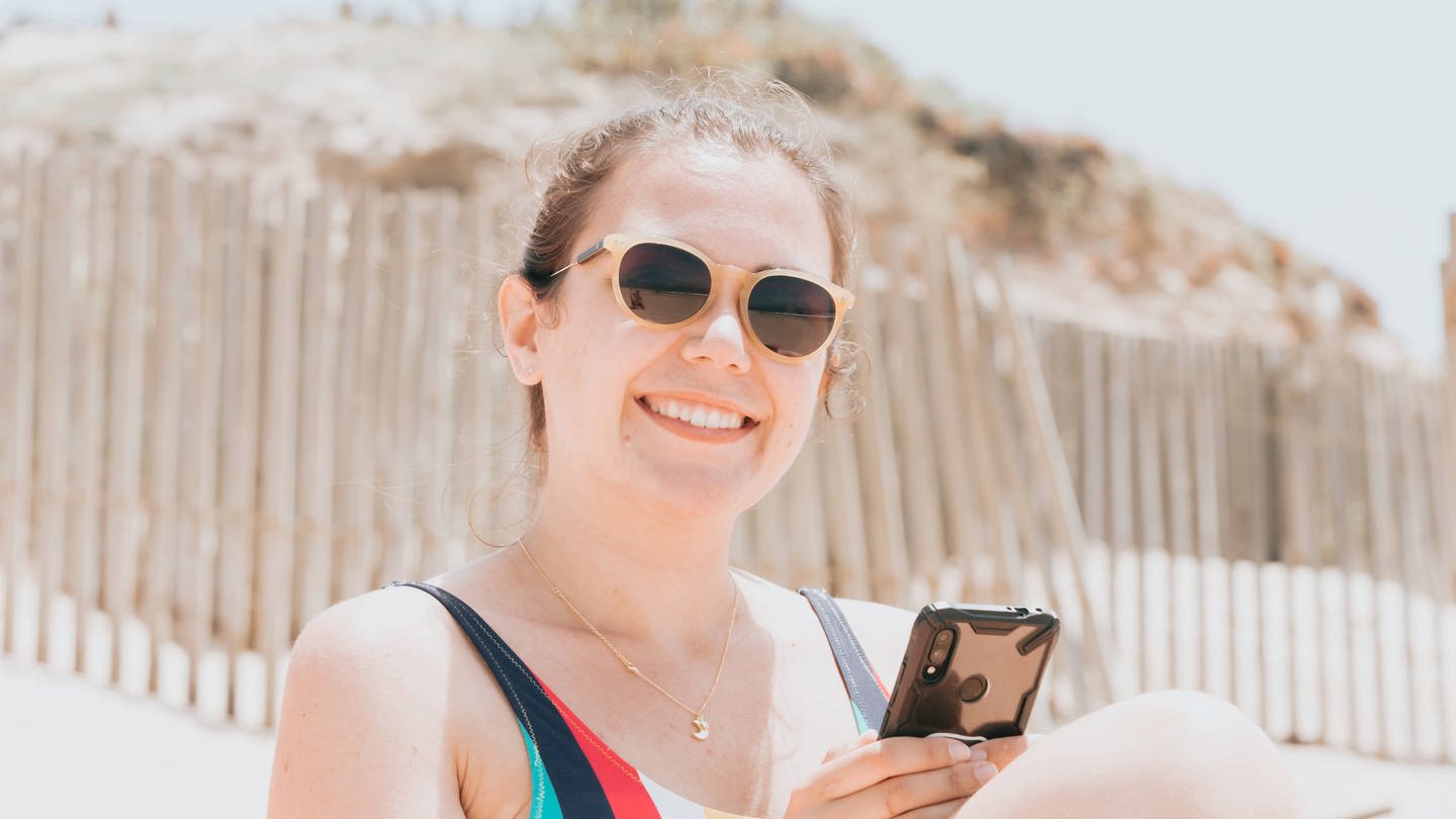 Die SunSmart Global UV-App soll dabei helfen, Menschen besser vor gesundheitsschädlicher UV-Strahlung zu schützen. (Foto: IMAGO, imago images/YAY Images)