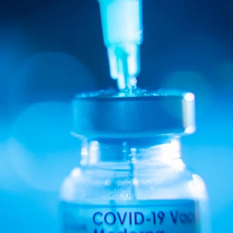 Eine Spritze wird aus einer Covid-19-Impfstoffampulle aufgezogen. (Foto: IMAGO, IMAGO / Sylvio Dittrich)