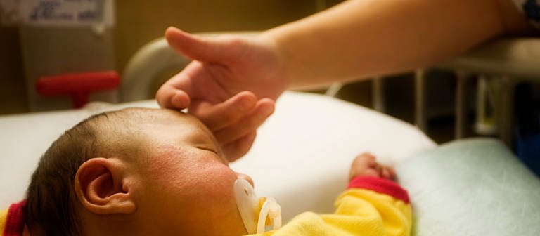 Ein neugeborenes Baby im Krankenhaus. (Foto: IMAGO, IMAGO / Design Pics)