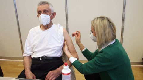 Bei Personen über 80 Jahren, die am meisten gefährdet sind und ohnehin eine schwächere Immunantwort entwickeln, kann eine vierte Impfung das Risiko schwerer Verläuf mindern. (Foto: IMAGO, imago images/avanti)