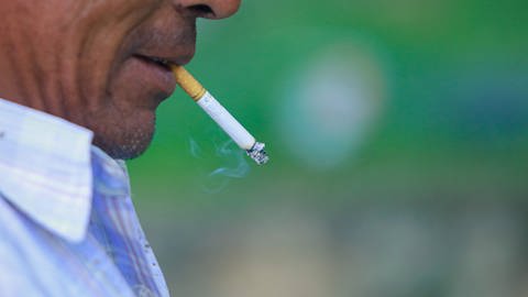 Älterer Mann, der eine Zigarette raucht.  (Foto: IMAGO, /ZUMA Wire)