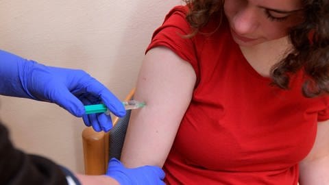 Mädchen wir geimpft  (Foto: IMAGO, IMAGO / MiS)