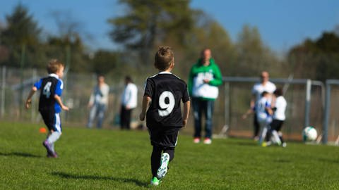 Kinder spielen Fußball  (Foto: IMAGO, IMAGO / Panthermedia)