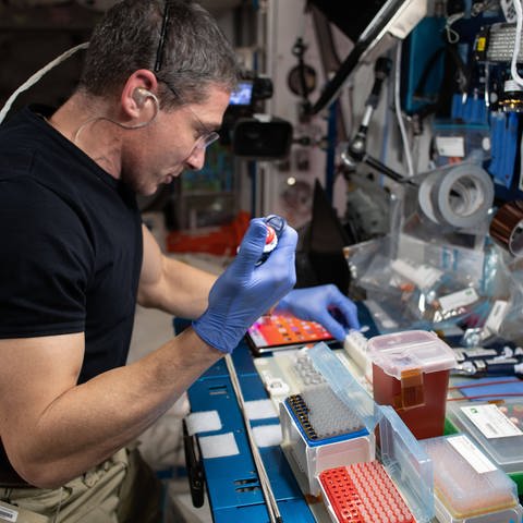 Michael Hopkins arbeitet an dem "Phase II Real-time Protein Crystal Growth experiment" auf der ISS (Foto: IMAGO, IMAGO / ZUMA Wire)