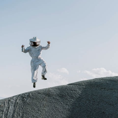 Person im Raumanzug springt in die Höhe (Foto: IMAGO, IMAGO / Westend61)