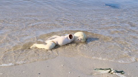 Plastikabfälle landen nicht selten in der Umwelt, beispielsweise im Meer. Es ist wichtig für die Umwelt, dass möglichste viele der wertvollen Rohstoffe wieder genutzt werden.  (Foto: IMAGO, imago)