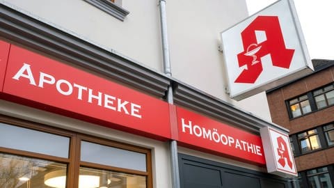 Aufschrift "Homöopathie" als Reklame an einer Apotheke. (Foto: IMAGO, IMAGO / Silke Heyer)