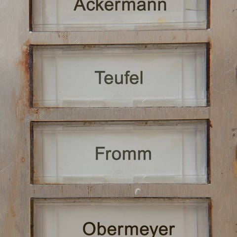 Klingelschilder mit den Namen "Teufel" und "Fromm": Die ersten Familiennamen entstanden im 9. Jahrhundert in Venedig (Foto: IMAGO, IMAGO / Steinach)