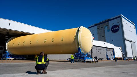 130 Fuß lange Flüssigwasserstofftank der SLS Raketen-Hauptstufe (Foto: Pressestelle, NASA)