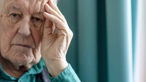 Das Bild zeigt einen älteren Mann, der sich betrübt an den Kopf fasst. (Foto: IMAGO, xUtexGrabowsky/photothek.de)