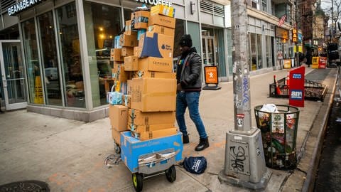 Paketzusteller in New York: Amazon hat in den USA einen Anteil von 70 Prozent am Online-Geschäft (Foto: IMAGO, IMAGO / Levine-Roberts)