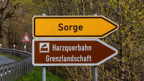 Straßenschild Richtung Sorge und Harzquerbahn Grenzlandschaft: Der Ortsname rührt daher, dass die Leute Sorge hatten, ihr Überleben zu sichern.  (Foto: IMAGO, IMAGO / Fotostand)