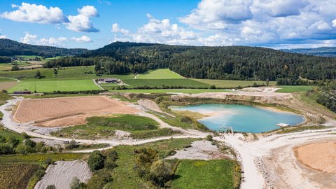 Landschaft mit Bauernhof und See. Hier soll das Tiefenlager Nördlich Lägern entstehen. (Foto: IMAGO, IMAGO / Andreas Haas)
