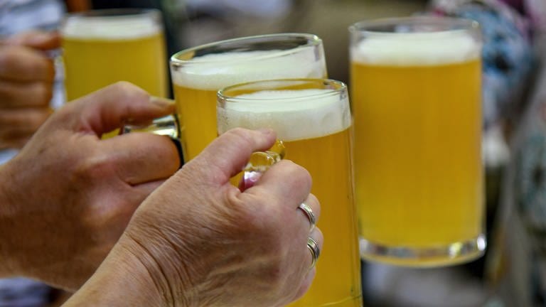 Biergläser, die anstoßen (Foto: picture-alliance / Reportdienste, picture alliance/ Winfried Rothermel I Winfried Rothermel)