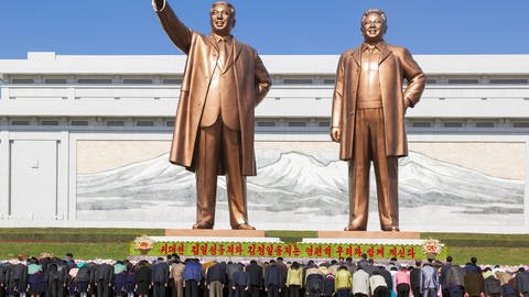 Nordkoreaner verbeugen sich vor den Statuen der ehemaligen Präsidenten Kim Il-Sung and Kim Jong Il in der Hauptstadt Pyongyang. (Foto: IMAGO, IMAGO / Nature Picture Library)