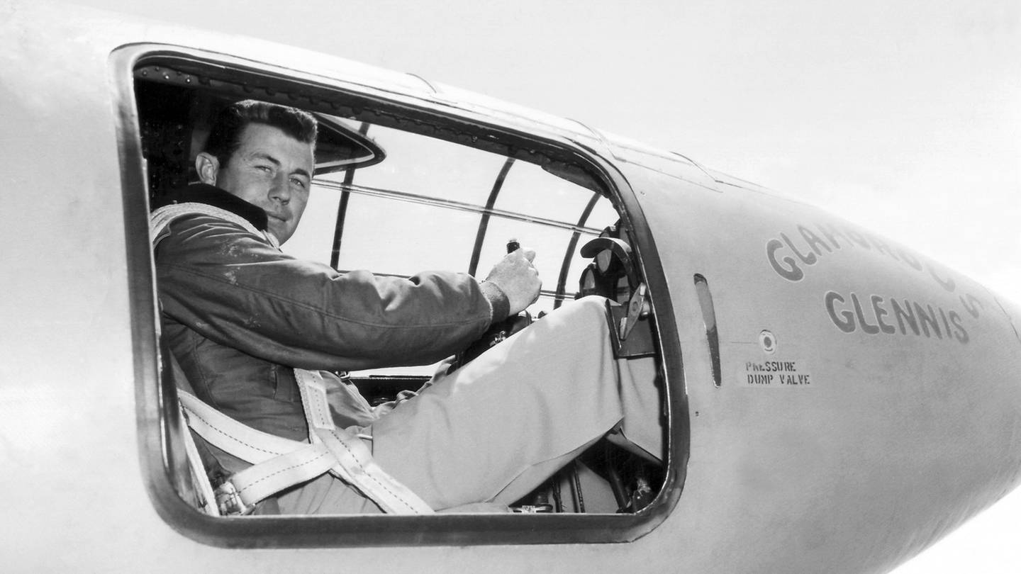 Testpilot Chuck Yeager 1947 im Cockpit seiner Überschall-Maschine Bell-X-1. (Foto: IMAGO, IMAGO / agefotostock)