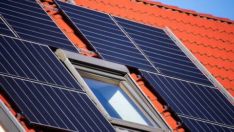Das Bild zeigt Solarzellen, die auf einem Hausdach installiert sind. (Foto: IMAGO, U. J. Alexander)