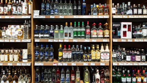 Alkohol ist Teil der deutschen Kultur Dau gehört aber auch die Scham, wenn man den eigenen Alkoholkonsum nicht mehr im Griff hat. Nur jeder zehnte Betroffene sucht sich Hilfe. (Foto: IMAGO, IMAGO / Silas Stein)