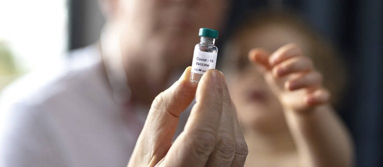Impfstofffläschchen (Foto: IMAGO, IMAGO / xUtexGrabowsky/photothek.netx)
