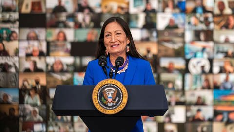 Deb Haaland ist die erste Indigene US-Ministerin. Seit 2021 ist sie Innenministerin im Kabinett von Präsident Joe Biden. Sie stammt aus dem Volk der Laguna. (Foto: IMAGO, IMAGO / ZUMA Wire)