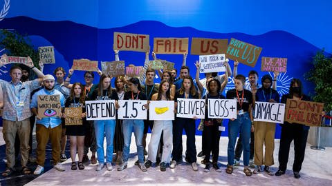 Teilnehmer einer Demonstration auf dem UN-Klimagipfel COP27 halten Plakate und setzen sich für das 1,5-Grad-Ziel, den globalen Temperaturanstieg auf 1,5 Grad Celsius zu begrenzen, ein. (Foto: picture-alliance / Reportdienste, picture alliance/dpa | Christophe Gateau)