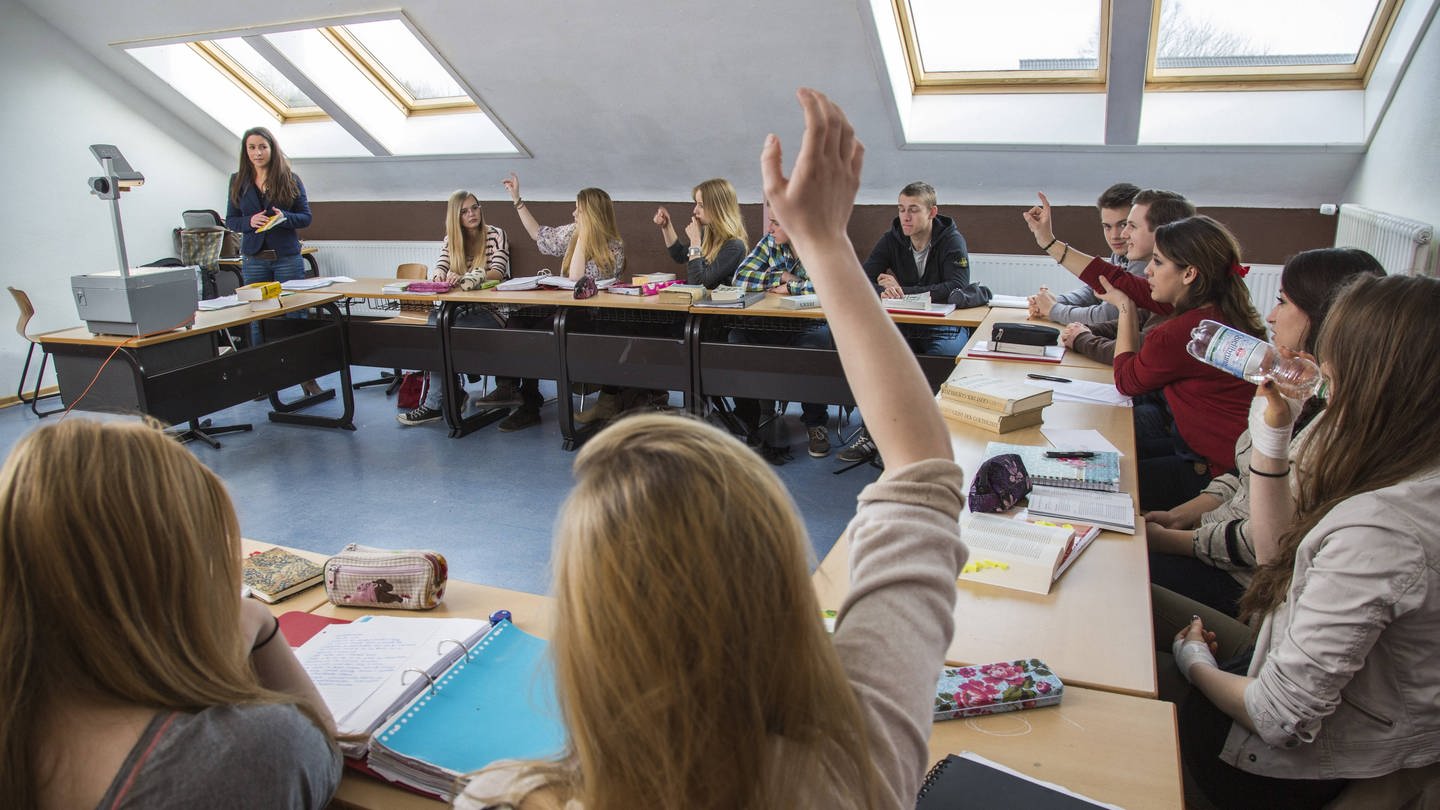 Das Bild zeigt eine Schulklasse im Unterricht. (Foto: IMAGO, Jochen Tack)