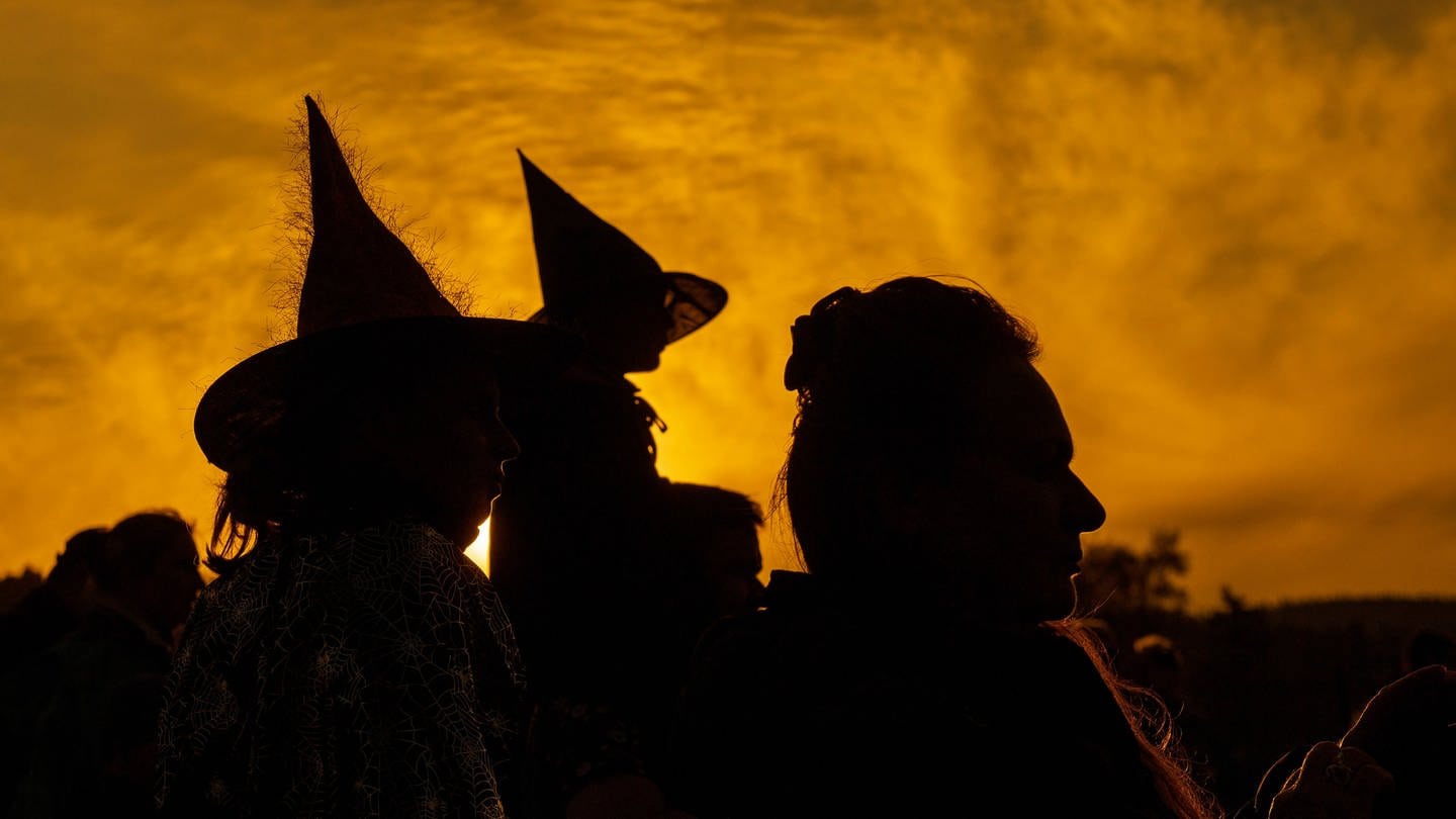 Das Bild zeigt die Silhouette von drei Personen mit Hexenhut auf. (Foto: IMAGO, CTK Photo)