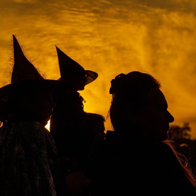 Das Bild zeigt die Silhouette von drei Personen mit Hexenhut auf. (Foto: IMAGO, CTK Photo)