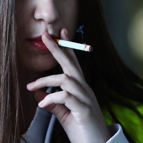 Zigarette in der Hand (Foto: IMAGO, / NurPhoto)