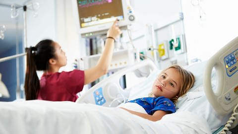 Das Bild zeigt ein Mädchen, das in einem Krankenhaus behandelt wird und an ein Sauerstoffgerät angeschlossen ist. (Foto: IMAGO, Shotshop)