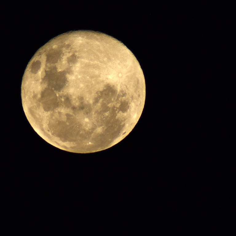 Das Bild zeigt eine Aufnahme des Mondes am Nachthimmel. (Foto: IMAGO, Fotoarena)