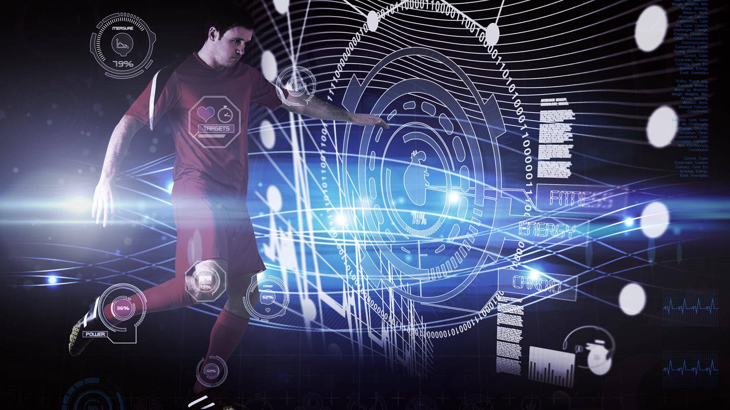 Ein Mann spielt Fußball. Im Hintergrund sind futuristische Datensätze zu sehen. (Foto: IMAGO, / Panthermedia)