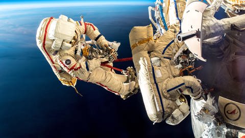 Lecks sind in der Geschichte der ISS nichts Neues: Bereits 2018 gab es Probleme mit der Sojus MS-09, mit der der deutsche Astronaut Alexander Gerst und zwei weitere Raumfahrer aus dem All zurückkehren sollten.  (Foto: dpa Bildfunk, ESA/Alexander Gerst/dpa)