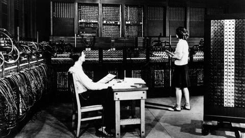 Der Electronic Numerical Integrator and Computer (kurz:ENIAC) in den späten 40-er Jahren füllt einen ganzen Raum. (Foto: IMAGO, IMAGO / Everett Collection)