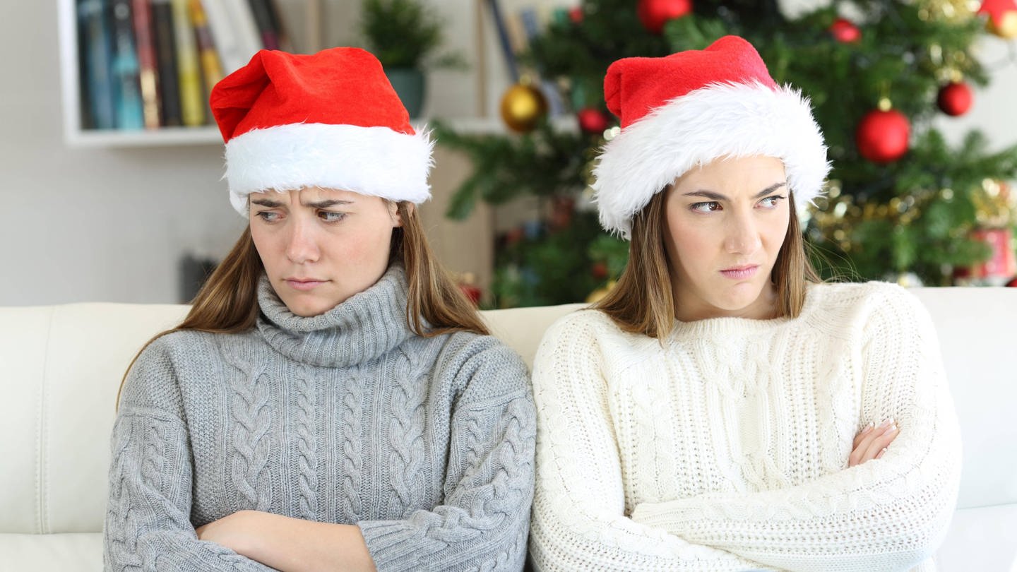 Zwei Schwestern sind an Weihnachten nicht gut gelaunt. Es gibt Stress innerhalb der Familie. (Foto: IMAGO, / Panthermedia)