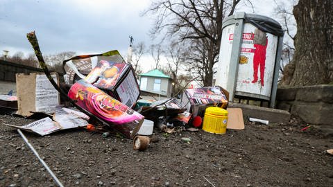Müll nach einem Feuerwerk (Foto: IMAGO, IMAGO / localpic)