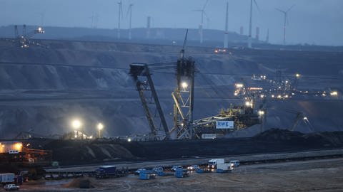 Energiekonzern RWE will die unter Lützerath liegende Kohle abbaggern. Dafür muss das Dorf abgerissen werden. (Foto: picture-alliance / Reportdienste, /dpa)