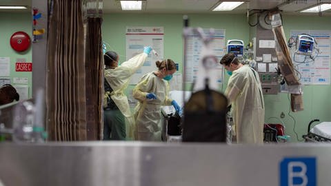 Ärzt:innen behandeln einen Covid-Patienten im Krankenhaus. (Foto: IMAGO, IMAGO / Everett Collection)