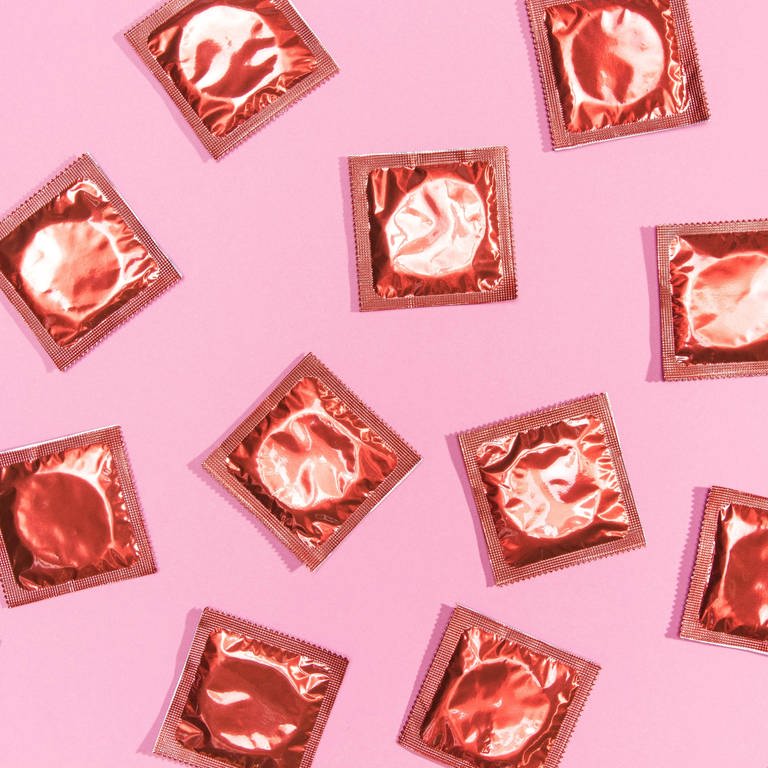 Das Bild zeigt verpackte Kondome. (Foto: IMAGO, imagebroker)