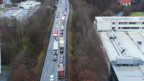  Täglich fahren seit der Sperrung der Autobahnbrücke Rahmede 2021, 6.000 LKW mitten durch den Ort.  (Foto: SWR)