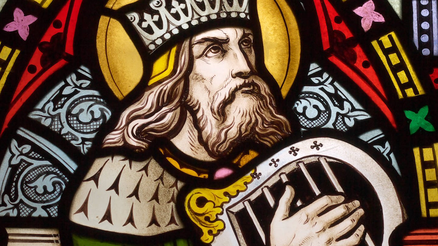 Detail des viktorianischen Kirchenfensters aus Buntglas in Fringford / England, das König David mit einer Handharfe darstellt (Foto: IMAGO, IMAGO / YAY Images)