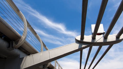 Die futuristische "London Millennium Footbridge" ist eine stählerne Hängebrücke für Fußgänger (Foto: IMAGO, IMAGO/Jon Bower)