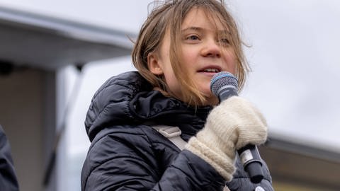 Das Bild zeigt die Klima-Aktivistin Greta Thunberg auf einer Demo gegen die Räumung von Lützerath. (Foto: IMAGO, Marc John)