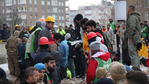 Das Bild zeigt Helferinnen und Helfer vor Ort in Diyarbakir, Türkei. (Foto: IMAGO, SNA)