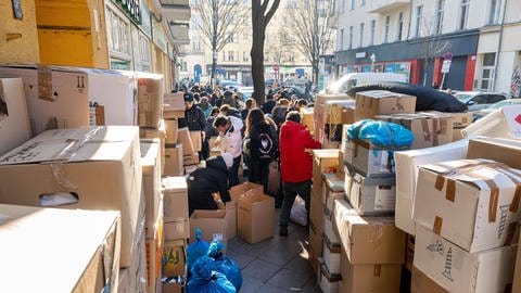 Das Bild zeigt eine Spendenaktion in Berlin-Moabit. (Foto: IMAGO, Stefan Zeitz)