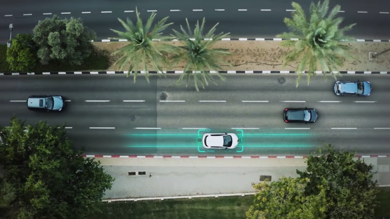 Eine dreispurige Straße, auf der drei Autos fahren. Unter einem Autos sind mit leuchtenden, blauen Linien die unter der Straße liegenden Magnetspulen dargestellt, die das Auto auf der rechten Spur laden.  (Foto: SWR)