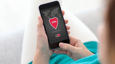 VPN-Programm auf einem Smartphone (Foto: IMAGO, IMAGO / agefotostock)