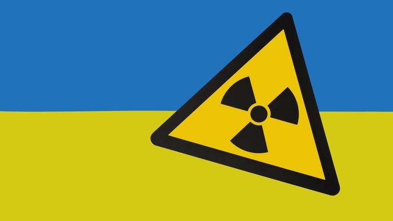 Atomkraft-Schild vor ukrainischer Flagge (Foto: IMAGO, IMAGO / Steinach)